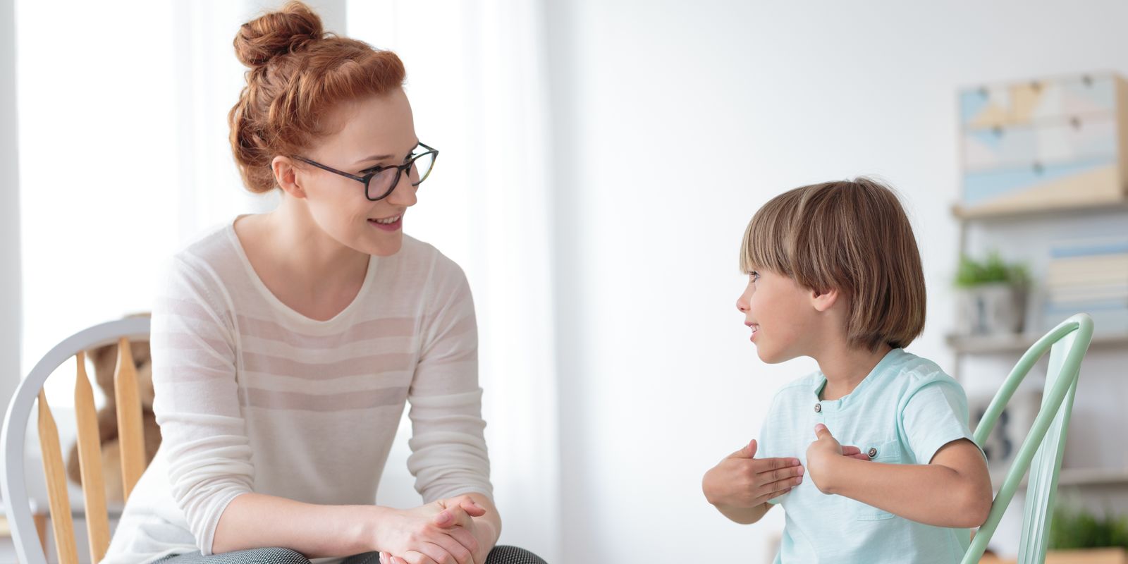 Erzieherin im Gespräch mit einem Kind
